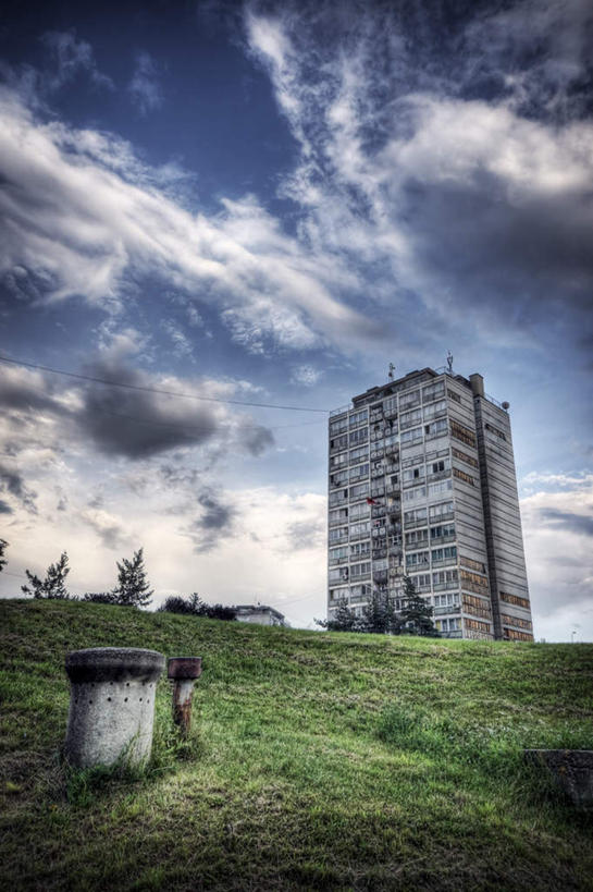 无人,高楼大厦,竖图,室外,白天,仰视,度假,草地,草坪,美景,植物,窗户,城市风光,城市,大厦,建筑,摩天大楼,欧洲,墙,景观,云,云朵,云彩,娱乐,建设,玻璃窗,墙壁,墙面,草,蓝色,绿色,白云,蓝天,天空,天,享受,休闲,景色,放松,晴朗,东欧,科索沃,科索沃共和国,晴空,彩图,低角度拍摄,大楼,高层建筑,高楼,摩天楼