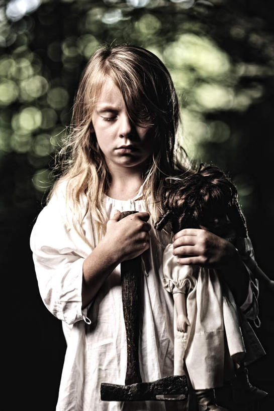 西方人,儿童,一个人,站,闭眼,竖图,室外,白天,正面,游戏,纯洁,植物,玩具,欧洲,欧洲人,仅一个女性,仅一个人,一把,握,睡衣,服装,节日,朦胧,模糊,工具,玩偶,拿,玩,拿着,注视,休闲装,文化,娱乐,树,树木,小孩,衣服,绿色,自然,观察,看,祈祷,站着,仅一个小孩,休闲,健康,休闲服,可爱,童年,童趣,益智,握着,许愿,宗教,服饰,信仰,生长,成长,观看,活动,纪念,诡异,祈求,察看,发泄,关注,秘密,消遣,智力,斧头,童真,烂漫,无邪,宣泄,斧子,寝衣,诡秘,平安,天真,女孩,女人,女性,白种人,孩子,闭眼睛,闭着眼,闭着眼睛,玩耍,嬉戏,站立,半身,彩图,女生