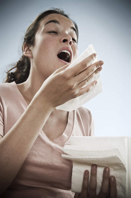 西方人,一个人,站,竖图,室内,白天,白色背景,仰视,欧洲,欧洲人,仅一个女性,仅一个人,一堆,许多,握,堆叠,堆积,服装,很多,拿,拿着,注视,休闲装,衣服,纸巾,观察,看,站着,张嘴,仅一个中年女性,生病,休闲服,握着,摄影,服饰,影棚,观看,堆,察看,感冒,关注,张大嘴巴,抱病,伤风,女人,女性,中年女性,白种人,张开嘴,站立,半身,彩图,低角度拍摄,影棚拍摄,拍摄,打喷嚏