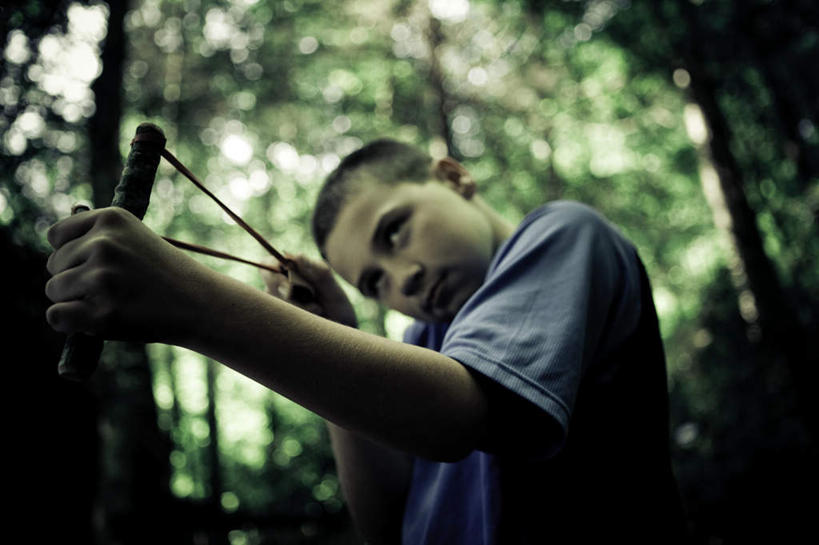 西方人,儿童,一个人,站,横图,室外,白天,仰视,旅游,度假,纯洁,美景,森林,树林,植物,欧洲,欧洲人,仅一个男性,仅一个人,握,阴影,服装,朦胧,模糊,光线,影子,景观,倾斜,拿,拿着,注视,休闲装,娱乐,树,树木,一个,小孩,衣服,蓝色,绿色,阳光,自然,观察,看,站着,仅一个小孩,享受,休闲,休闲服,景色,放松,可爱,童年,童趣,握着,服饰,生长,单个,成长,观看,察看,关注,自然风光,弹弓,对准,瞄准,拉弓,歪斜,童真,烂漫,无邪,天真,男孩,男人,男性,白种人,孩子,站立,半身,彩图,低角度拍摄,男生