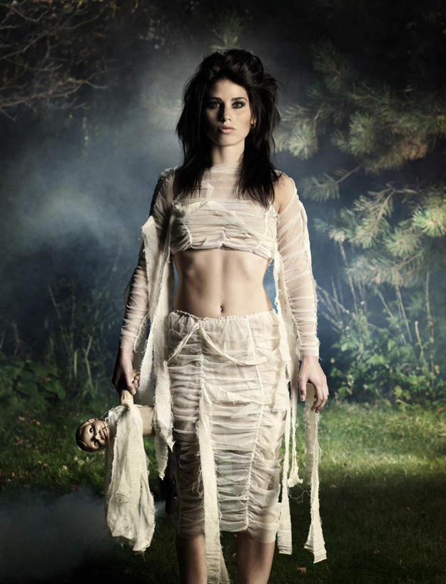 西方人,一个人,站,竖图,室外,白天,正面,裙子,游戏,玩具,欧洲,欧洲人,仅一个年轻女性,仅一个女性,仅一个人,握,连衣裙,服装,节日,庆祝,娃娃,拿,玩,拿着,注视,休闲装,文化,娱乐,一个,衣服,观察,看,站着,庆典,休闲,休闲服,万圣节,益智,握着,服饰,单个,观看,活动,纪念,察看,发泄,关注,秘密,消遣,智力,宣泄,尤物,诡秘,年轻女性,女人,女性,白种人,玩耍,嬉戏,站立,半身,彩图,佳丽,丽人,美人