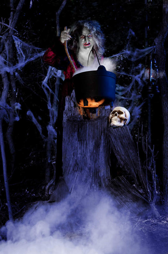 西方人,一个人,站,竖图,室外,夜晚,仰视,民族服装,烹饪,热情,雾,厨具,火,金属制品,欧洲,欧洲人,仅一个女性,仅一个人,阴影,沸腾,服装,节日,朦胧,模糊,庆祝,光线,金属,蒸汽,锅子,火焰,影子,勺子,水蒸气,雾气,古典,燃烧,注视,休闲装,文化,传统,锅,衣服,调羹,汤匙,观察,搅拌,看,站着,庆典,休闲服,万圣节,服饰,仅一个老年女性,锅具,观看,纪念,古装,气体,察看,恐怖,关注,巫婆,巫师,烹饪用具,可怕,蒸发,韵味,可骇,恐惧,老年女性,女人,女性,白种人,烹调用具,烹调,站立,彩图,低角度拍摄,全身,传统服装,民俗服