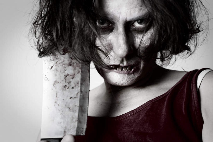 西方人,脸,头,脸颊,一个人,站,横图,室内,特写,白天,正面,金属制品,欧洲,欧洲人,仅一个年轻女性,仅一个女性,仅一个人,一把,握,服装,金属,工具,刀具,拿,拿着,注视,休闲装,肩膀,衣服,刀,观察,看,站着,休闲服,血液,握着,服饰,观看,察看,恐怖,疯狂,关注,菜刀,可怕,切菜刀,可骇,恐惧,年轻女性,女人,女性,白种人,头部,脸部,脸蛋,面部,站立,半身,彩图