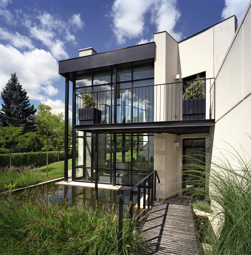 无人,家,栏杆,竖图,室外,白天,正面,旅游,度假,草地,草坪,河流,美景,树林,水,植物,窗户,落地窗,阴影,波纹,光线,影子,栅栏,房屋,屋子,河水,景观,篱笆,水流,云,云朵,围栏,涟漪,云彩,娱乐,护栏,楼房,玻璃窗,住宅,草,树,树木,蓝色,绿色,白云,倒影,蓝天,水纹,天空,阳光,自然,波浪,天,享受,休闲,景色,放松,生长,晴朗,成长,倒映,自然风光,水晕,反照,晴空,彩图,房子