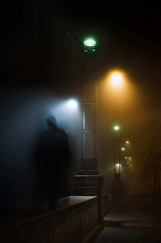 西方人,一个人,走,竖图,室外,夜晚,石头,雾,大桥,道路,立交桥,路,路灯,桥梁,照明,欧洲,欧洲人,仅一个男性,仅一个人,仅一个中年男性,服装,朦胧,模糊,石子,高架,小路,斜拉桥,桥,灯光,交通,注视,休闲装,灯,背面,衣服,观察,看,休闲服,服饰,观看,照亮,死亡,迷雾,察看,照明设备,关注,幽灵,谋杀,殒命,灭亡,鬼魂,男人,男性,中年男性,白种人,石块,大雾,步行,散步,走路,半身,彩图