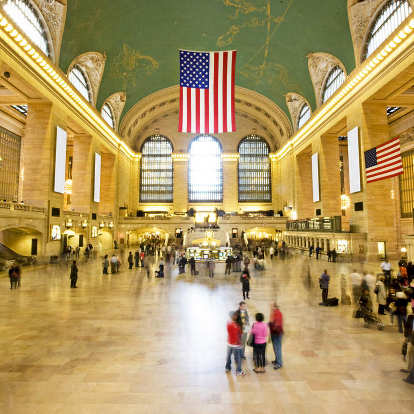 西方人,方图,俯视,室内,白天,窗户,落地窗,天花板,城市,车站,旗帜,国旗,欧洲,纽约,美国,欧洲人,两面,吊挂,悬挂,阴影,花纹,服装,光线,图案,影子,墙,曼哈顿,站台,许多人,挂,休闲装,月台,玻璃窗,墙壁,墙面,三个,衣服,一群人,休闲服,服饰,北美,北美洲,美洲,纽约州,帝国之州,帝国州,北亚美利加洲,亚美利加洲,白种人,旗,彩图,高角度拍摄,全身,曼哈顿岛