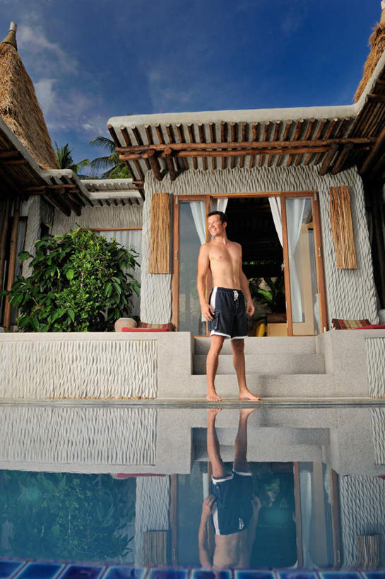 西方人,一个人,体育馆,游泳池,栏杆,站,竖图,室外,白天,仰视,树林,水,植物,楼梯,欧洲,欧洲人,仅一个男性,仅一个人,一棵,阴影,波纹,服装,裤子,光线,扶手,影子,阶梯,墙,水池,水面,围栏,涟漪,注视,休闲装,光脚,泳池,护栏,裸露,墙壁,墙面,台阶,树,树木,仅一个年轻男性,衣服,绿色,倒影,水纹,阳光,波浪,观察,看,站着,赤脚,休闲服,服饰,转身,生长,成长,观看,察看,游泳馆,倒映,关注,裸,水晕,回身,反照,男人,男性,年轻男性,白种人,站立,彩图,低角度拍摄,全身