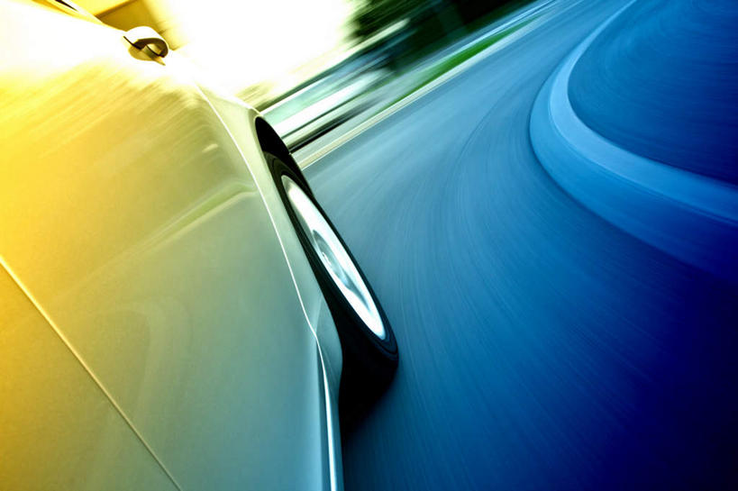 无人,横图,俯视,室外,白天,道路,路,公路,汽车,阴影,模糊,光线,影子,高速,分界线,停车线,交通,车,阳光,交通工具,轿车,行驶,车行道,车行道分界线,载具,标线,车行线,含糊,恍惚,模胡,依稀,隐约,马路,彩图,高角度拍摄