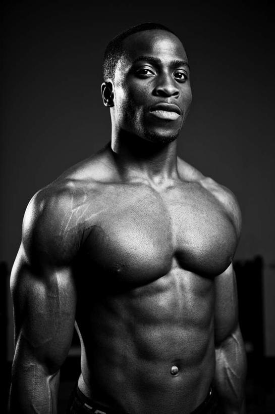 西方人,肌肉,健壮,一个人,站,竖图,黑白,室内,白天,正面,欧洲,非洲,黑人,欧洲人,仅一个男性,仅一个人,阴影,黑色背景,服装,光线,影子,灯光,注视,休闲装,仅一个年轻男性,衣服,观察,看,站着,健康,休闲服,活力,力量,摄影,服饰,影棚,观看,青春,察看,强壮,关注,腹肌,男人,男性,年轻男性,非洲人,站立,半身,影棚拍摄,拍摄