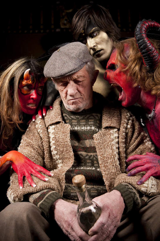 西方人,三个人,坐,闭眼,睡,竖图,室内,白天,仰视,帽子,欧洲,欧洲人,握,阴影,黑色背景,服装,光线,罐子,影子,灯光,拿,拿着,休闲装,运动帽,玻璃制品,衣服,玻璃瓶,瓶子,休闲服,鸭舌帽,握着,摄影,服饰,影棚,魔鬼,妖怪,老年男性,男人,男性,女人,白种人,闭眼睛,闭着眼,闭着眼睛,困,困觉,寝息,睡觉,坐着,半身,彩图,低角度拍摄,影棚拍摄,拍摄