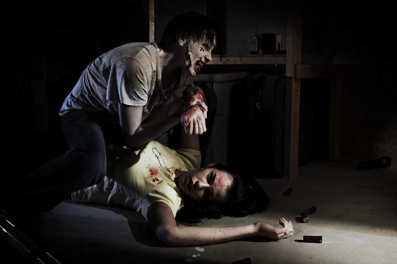 西方人,两个人,家,躺,抱,横图,室内,白天,侧面,地板,欧洲,欧洲人,阴影,服装,光线,影子,房屋,屋子,灯光,地面,凌乱,注视,休闲装,楼房,木地板,住宅,衣服,观察,看,休闲服,服饰,抱着,观看,死亡,犯罪,察看,混乱,搂着,犯法,关注,血迹,殒命,灭亡,纷乱,缭乱,庞杂,卧着,男人,男性,年轻男性,年轻女性,女人,女性,白种人,怀抱,搂,搂抱,躺着,卧,相抱,拥抱,半身,彩图,房子