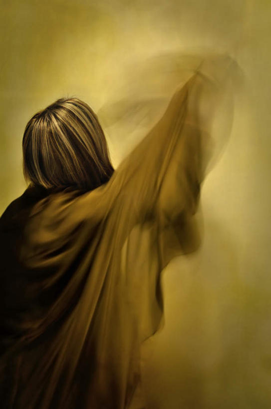 西方人,一个人,站,举,竖图,室内,白天,仰视,欧洲,欧洲人,仅一个年轻女性,仅一个女性,仅一个人,握,朦胧,模糊,丝绸,丝带,缎带,拿,拿着,绸带,披肩,托,站着,握着,年轻女性,女人,女性,白种人,举起,举手,举着,向上举,向上伸,向上托,站立,半身,彩图,低角度拍摄