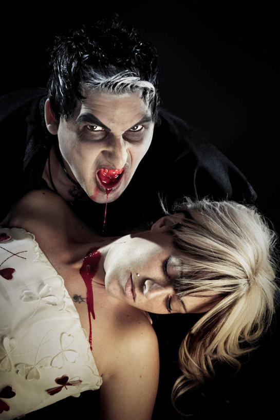 西方人,脸,头,脸颊,两个人,竖图,俯视,室内,特写,白天,残酷,欧洲,欧洲人,阴影,黑色背景,光线,影子,灯光,张嘴,摄影,影棚,死亡,恐怖,血迹,吸血鬼,张大嘴巴,可怕,可骇,殒命,灭亡,恐惧,暴虐,残暴,惨酷,严酷,男人,男性,年轻男性,年轻女性,女人,女性,白种人,头部,脸部,脸蛋,面部,张开嘴,半身,彩图,高角度拍摄,影棚拍摄,拍摄