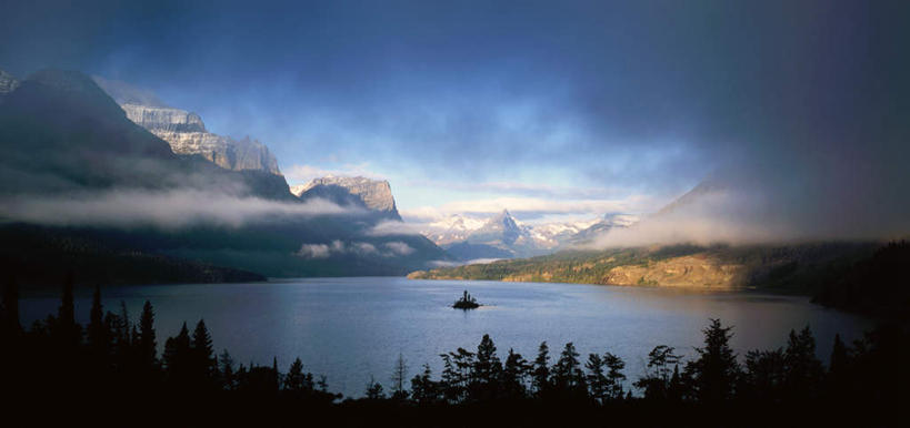 西方人,一个人,公园,横图,俯视,室外,白天,湖,湖泊,山,山脉,水,欧洲,美国,欧洲人,仅一个男性,仅一个人,阴影,反射,影子,湖面,山峰,水流,水面,云,云朵,山峦,云彩,仅一个年轻男性,蓝色,白云,倒影,蓝天,天空,湖水,群山,天,晴朗,倒映,北美,北美洲,美洲,蒙大拿州,北亚美利加洲,亚美利加洲,蒙大拿,长空之乡,财富之州,冰河公园,冰河国家公园,反照,男人,男性,年轻男性,白种人,晴空,彩图,高角度拍摄,全身