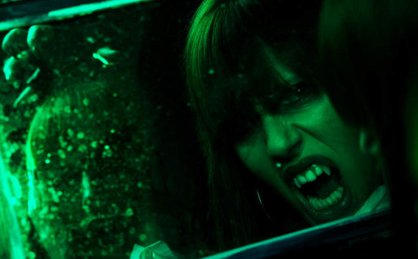 西方人,脸,头,脸颊,牙齿,一个人,站,横图,室内,特写,白天,正面,欧洲,欧洲人,仅一个年轻女性,仅一个女性,仅一个人,朦胧,模糊,注视,绿色,观察,看,站着,张嘴,观看,察看,恐怖,关注,怪物,张大嘴巴,可怕,鬼怪,可骇,鬼魅,恐惧,年轻女性,女人,女性,白种人,头部,齿,脸部,脸蛋,面部,牙,牙龈,张开嘴,站立,半身,彩图