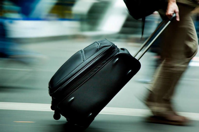 西方人,背,一个人,走,拉,横图,室外,特写,白天,侧面,道路,路,公路,欧洲,欧洲人,仅一个男性,仅一个人,服装,朦胧,模糊,包,拉杆箱,旅行箱,分界线,停车线,交通,旅行包,休闲装,仅一个年轻男性,衣服,背包,行李箱,箱子,背着,休闲,休闲服,服饰,出差,车行道,车行道分界线,标线,车行线,旅游包,背负,男人,男性,年轻男性,白种人,马路,步行,散步,走路,半身,彩图,旅行,双肩包