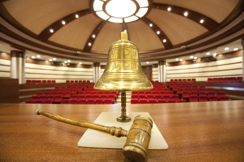 无人,横图,室内,白天,正面,桌子,椅子,金属制品,一排,许多,阴影,整齐,光线,金属,铃铛,影子,办公桌,法院,灯光,很多,排列,红色,话筒,拍卖槌,拍卖锤,麦克风,法庭,队列,扩音器,传声器,法槌,微音器,法锤,彩图