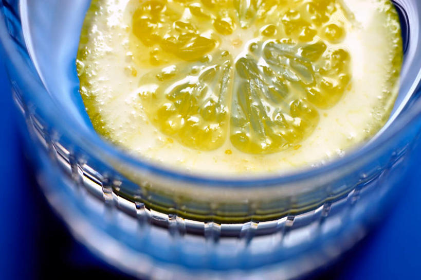 无人,横图,俯视,室内,特写,白天,桌面,桌子,柠檬,水果,切片,新鲜,木制,生食,食品,果实,饮品,一杯,食物,饮料,木制品,有机食品,绿色食品,益母果,柠果,彩图,高角度拍摄