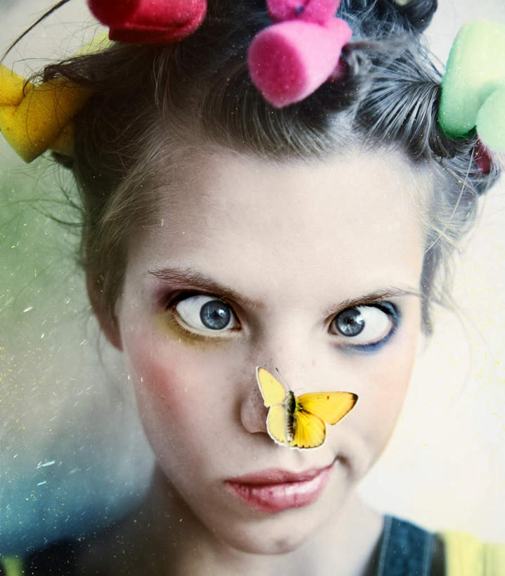 西方人,脸,头,眼睛,脸颊,一个人,站,竖图,室内,特写,白天,正面,化妆,美容,蝴蝶,欧洲,欧洲人,瞳孔,仅一个年轻女性,仅一个女性,仅一个人,护肤,昆虫,动物,站着,保养,享受,休闲,放松,保健,眼部,卷发棒,卷发器,斗鸡眼,益虫,烫发器,养颜,对眼,内斜,年轻女性,女人,女性,白种人,头部,脸部,脸蛋,面部,眼,站立,半身,彩图