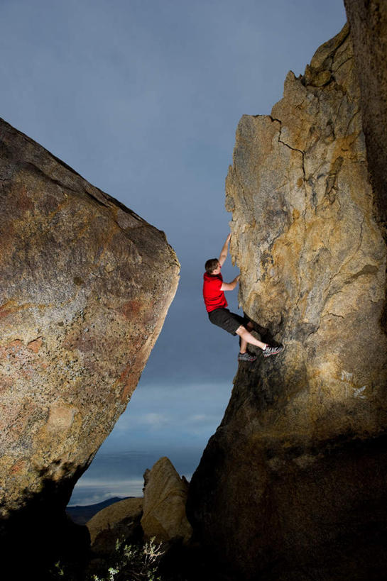 西方人,一个人,运动员,攀登,竖图,室外,白天,仰视,锻炼,运动,石头,山,山脉,欧洲,欧洲人,仅一个男性,仅一个人,服装,石子,山峰,云,云朵,山峦,云彩,休闲装,仅一个年轻男性,衣服,红色,蓝色,白云,蓝天,天空,群山,天,休闲,休闲服,服饰,晴朗,体育,男人,男性,年轻男性,白种人,石块,岩石,晴空,体育运动员,运动选手,登攀,登山,爬山,攀,攀高,攀爬,彩图,低角度拍摄,全身,健身