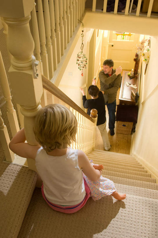 西方人,儿童,三个人,家庭,夫妻,母亲,父亲,女儿,栏杆,站,坐,举,竖图,俯视,室内,白天,爱情,纯洁,地板,楼梯,门,照明,欧洲,欧洲人,阴影,服装,生气,反射,彩灯,扶手,影子,阶梯,墙,灯光,地面,浪漫,注视,休闲装,护栏,木地板,墙壁,墙面,台阶,灯,小孩,衣服,灯具,门框,观察,看,托,站着,休闲,温暖,温馨,父女,母女,三口之家,一家人,休闲服,恩爱,父爱,可爱,母爱,童年,童趣,愤怒,恋人,服饰,花灯,观看,照亮,和睦,察看,照明设备,吵架,发怒,关注,情绪,脾气,童真,烂漫,无邪,忿怒,怨恨,强烈,打骂,家庭暴力,家暴,激动,天真,男人,男性,年轻男性,年轻女性,女孩,女人,女性,白种人,孩子,年轻人,夫妇,情侣,举起,举手,举着,向上举,向上伸,向上托,站立,坐着,彩图,高角度拍摄,全身,伴侣,融洽,女生