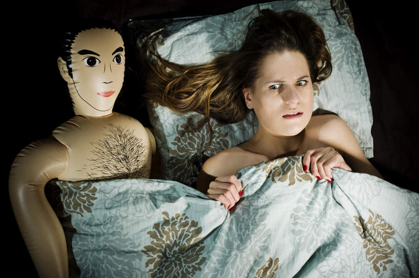 西方人,一个人,躺,横图,俯视,室内,白天,寂寞,床,靠垫,欧洲,欧洲人,仅一个年轻女性,仅一个女性,仅一个人,握,床单,靠枕,拿,拿着,注视,被子,一个,抱枕,枕头,观察,看,充气玩具,握着,单人床,单个,观看,察看,被单,恐怖,关注,震动,可怕,可骇,卧着,恐惧,孤单,震惊,年轻女性,女人,女性,白种人,长发,躺着,卧,半身,彩图,高角度拍摄