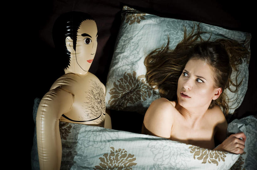 西方人,一个人,躺,横图,俯视,室内,白天,寂寞,床,靠垫,欧洲,欧洲人,仅一个年轻女性,仅一个女性,仅一个人,握,床单,靠枕,拿,拿着,注视,被子,一个,抱枕,枕头,观察,看,充气玩具,握着,单人床,单个,观看,察看,被单,恐怖,关注,震动,可怕,可骇,卧着,恐惧,孤单,震惊,年轻女性,女人,女性,白种人,长发,躺着,卧,半身,彩图,高角度拍摄