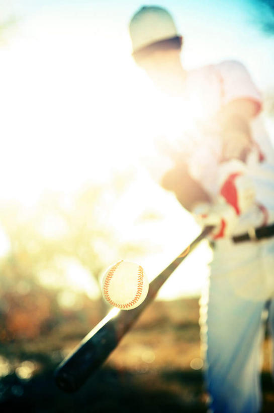 西方人,一个人,竖图,室外,白天,仰视,运动服,锻炼,安全,运动,棒球,垒球,欧洲,欧洲人,仅一个男性,仅一个人,握,阴影,服装,朦胧,模糊,光线,影子,防护,拿,拿着,球,仅一个年轻男性,衣服,蓝色,蓝天,天空,阳光,手套,天,握着,服饰,晴朗,保护,挥动,挥舞,衣着,穿着,保险,万里无云,保全,周全,安稳,安定,防护手套,衣饰,摆荡,平安,体育,男人,男性,年轻男性,白种人,晴空,晴空万里,半身,彩图,低角度拍摄,健身,运动装