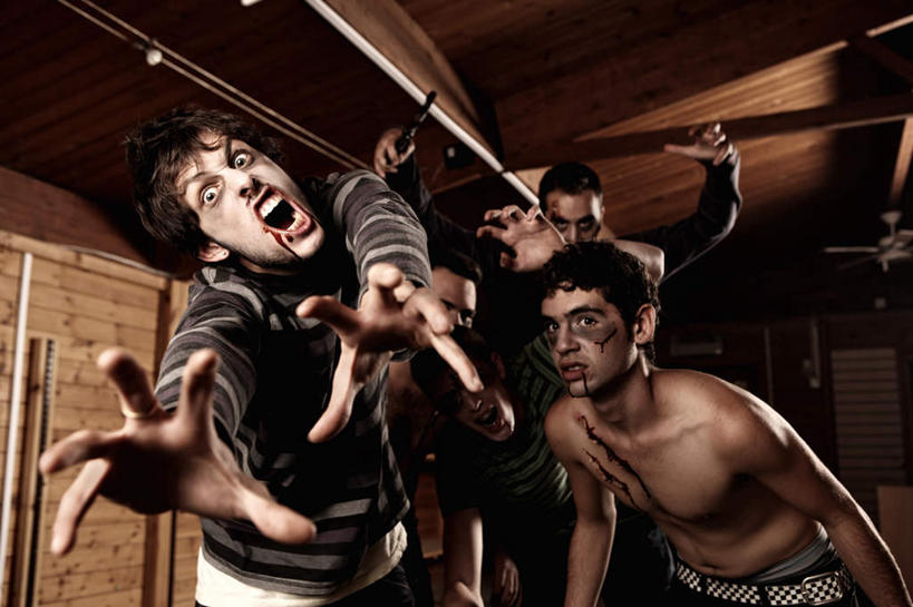 西方人,四个人,伙伴,朋友,举,横图,室内,白天,仰视,友谊,欧洲,欧洲人,服装,血,休闲装,裸露,衣服,托,张嘴,休闲,休闲服,血液,服饰,肮脏,狰狞,恐怖,震动,裸,张大嘴巴,可怕,邋遢,可骇,龌龊,污秽,恐惧,友情,震惊,男人,男性,年轻男性,白种人,张开嘴,举起,举手,举着,向上举,向上伸,向上托,半身,彩图,低角度拍摄,五指张开