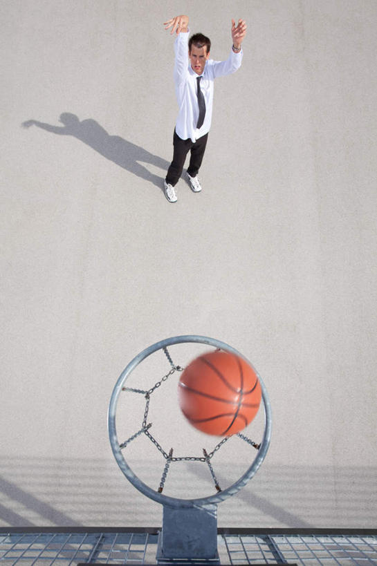 西方人,一个人,商务人士,商务男性,站,举,竖图,俯视,室外,白天,衬衫,锻炼,运动,篮球,欧洲,欧洲人,仅一个男性,仅一个人,阴影,套装,光线,篮筐,影子,篮球装备,投篮,注视,运动器械,仅一个年轻男性,一个,阳光,观察,看,托,站着,健身器械,单个,观看,察看,关注,商务装,健身器材,篮球运动,工薪阶层,体育,男人,男性,年轻男性,白种人,白领,上班族,举起,举手,举着,向上举,向上伸,向上托,站立,彩图,高角度拍摄,全身,衬衣,健身,运动器材