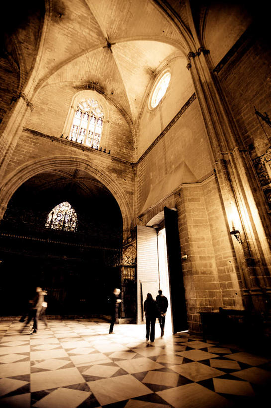 西方人,三个人,教堂,走,竖图,室内,白天,仰视,旅游,度假,门,天花板,标志建筑,地标,建筑,西班牙,欧洲,欧洲人,节日,文化,娱乐,建设,安达卢西亚,门框,打开,祈祷,享受,休闲,健康,旅游胜地,放松,许愿,宗教,信仰,纪念,祈求,开启,南欧,安达鲁西亚,参观,信念,赛维尔,西班牙王国,安达卢西亚自治区,平安,白种人,步行,散步,走路,彩图,低角度拍摄,全身,观光,大教堂,礼拜堂