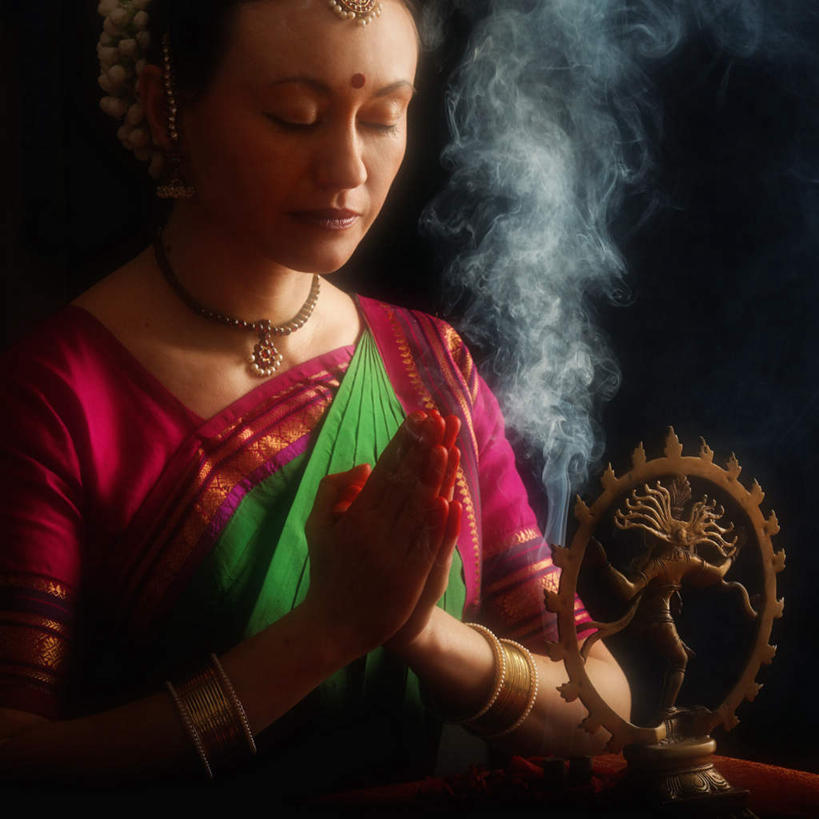 西方人,一个人,坐,闭眼,方图,室内,白天,侧面,蜡烛,雕塑,欧洲,欧洲人,仅一个女性,仅一个人,节日,艺术,装饰,围绕,雕刻,雕像,烟雾,燃烧,祝福,文化,佛香,虔诚,一个,香火,香烛,工艺品,祈祷,双手合十,仅一个中年女性,健康,许愿,宗教,信仰,缭绕,烧香,单个,纪念,祈求,美术,主题,感谢,陈列,旋绕,印度教,合十礼,合掌礼,合十,莲华合掌,感恩,功能,美学,萦绕,升腾,回绕,平安,女人,女性,中年女性,白种人,闭眼睛,闭着眼,闭着眼睛,坐着,半身,彩图