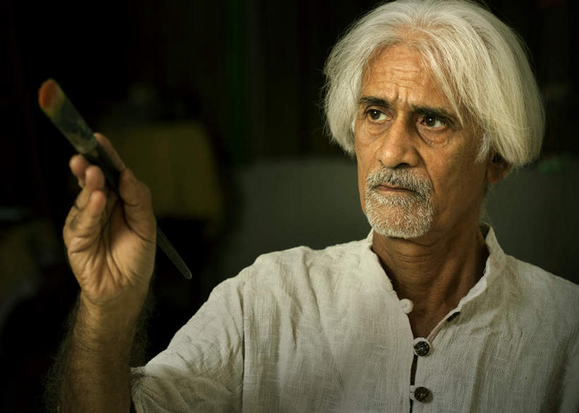 东方人,脸,头,脸颊,胡须,头发,一个人,站,横图,室内,特写,白天,正面,亚洲,仅一个男性,仅一个人,握,朦胧,模糊,笔,办公用品,拿,拿着,注视,黄种人,文具,一只,白色,画笔,学习用品,观察,看,站着,仅一个老年男性,握着,观看,文具用品,察看,关注,苍老,衰老,朽迈,老年男性,男人,男性,亚洲人,头部,胡子,络腮胡,脸部,脸蛋,面部,站立,半身,彩图