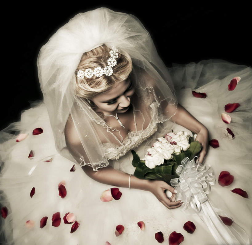 西方人,一个人,新娘,坐,横图,俯视,室内,白天,婚纱,爱情,婚礼,快乐,幸福,纯洁,热情,玫瑰,欧洲,欧洲人,仅一个年轻女性,仅一个女性,仅一个人,握,黑色背景,庆祝,洒落,盛开,玫瑰花,结婚,浪漫,拿,花蕾,拿着,注视,花,花瓣,花朵,鲜花,白色,花苞,花蕊,观察,看,一件,一束,温暖,温馨,喜庆,恩爱,握着,摄影,红玫瑰,影棚,观看,纪念,和睦,察看,关注,感动,尊敬,尤物,天真,刺玫花,徘徊花,年轻女性,女人,女性,白种人,坐着,半身,彩图,高角度拍摄,影棚拍摄,婚礼服,礼服,高兴,拍摄,融洽,佳丽,丽人,美人