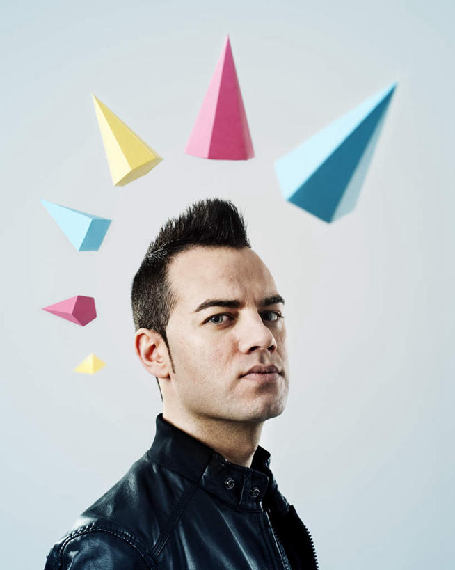 西方人,一个人,站,竖图,室内,白天,正面,欧洲,欧洲人,仅一个男性,仅一个人,一排,灰色背景,服装,整齐,锥形,注视,休闲装,排列,仅一个年轻男性,衣服,粉色,黄色,蓝色,观察,看,站着,休闲,休闲服,摄影,服饰,影棚,观看,察看,队列,关注,莫西干头,男人,男性,年轻男性,白种人,发型,站立,半身,彩图,影棚拍摄,拍摄