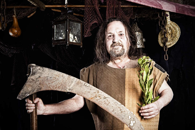 西方人,一个人,站,竖图,室内,白天,正面,植物,金属制品,照明,欧洲,欧洲人,仅一个男性,仅一个人,吊挂,握,悬挂,金属,工具,盆栽,灯光,盆景,挂,拿,拿着,注视,灯,绿色,自然,灯具,观察,看,站着,仅一个老年男性,握着,生长,成长,观看,链条,照亮,察看,照明设备,关注,油灯,镰刀,老年男性,男人,男性,白种人,站立,半身,彩图