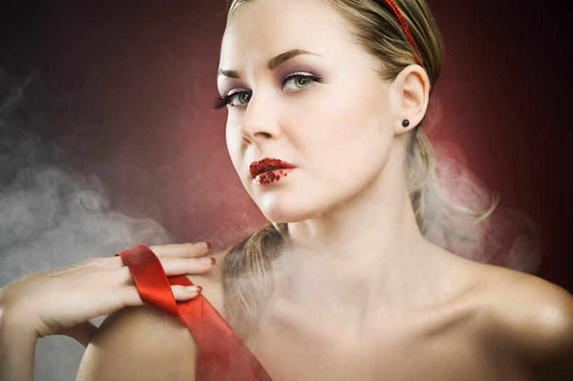 西方人,一个人,站,摸,横图,室内,白天,正面,裙子,性感,欧洲,欧洲人,仅一个年轻女性,仅一个女性,仅一个人,抚摸,握,连衣裙,朦胧,模糊,丝绸,丝带,缎带,拿,拿着,注视,绸带,红色,观察,看,站着,诱惑,握着,摄影,影棚,观看,挑逗,察看,关注,年轻女性,女人,女性,白种人,触摸,接触,站立,半身,彩图,影棚拍摄,拍摄