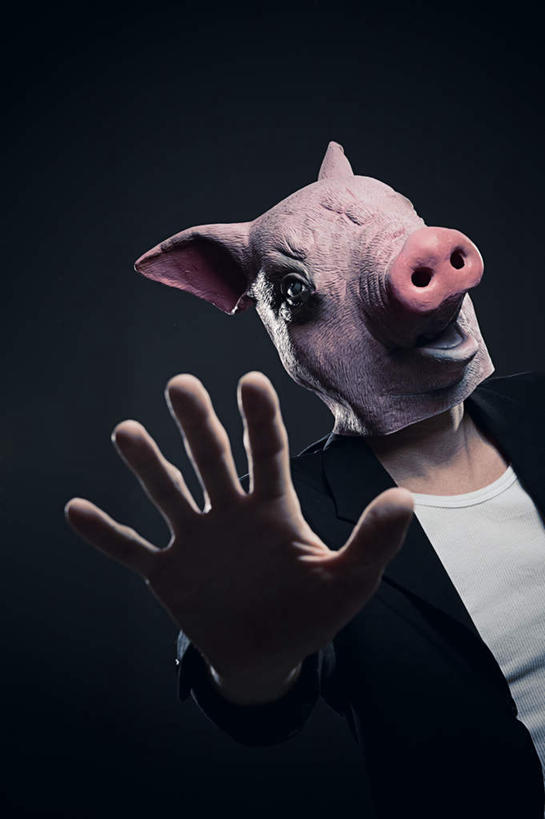 西方人,脸,头,脸颊,一个人,商务人士,商务男性,站,摸,竖图,室内,白天,正面,衬衫,欧洲,欧洲人,仅一个男性,仅一个人,抚摸,黑色背景,套装,面具,注视,仅一个年轻男性,观察,看,站着,摄影,影棚,观看,察看,关注,商务装,猪头,工薪阶层,男人,男性,年轻男性,白种人,头部,脸部,脸蛋,面部,白领,上班族,触摸,接触,站立,半身,彩图,影棚拍摄,衬衣,拍摄