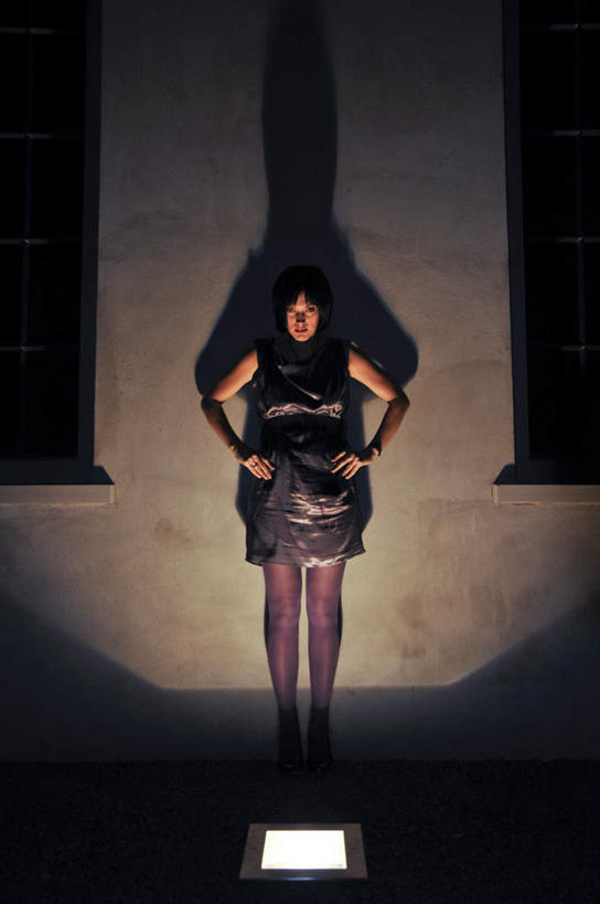 西方人,一个人,站,竖图,室外,白天,正面,窗户,照明,欧洲,欧洲人,仅一个年轻女性,仅一个女性,仅一个人,阴影,服装,光线,影子,灯光,注视,休闲装,手叉腰,玻璃窗,灯,衣服,灯具,叉腰,观察,看,站着,休闲,休闲服,服饰,观看,照亮,察看,双手叉腰,照明设备,关注,地灯,地埋灯,年轻女性,女人,女性,白种人,站立,彩图,全身