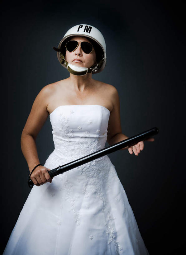 西方人,一个人,新娘,站,竖图,室内,白天,正面,婚纱,婚礼,快乐,帽子,欧洲,欧洲人,仅一个年轻女性,仅一个女性,仅一个人,握,灰色背景,庆祝,墨镜,头盔,眼镜,结婚,拿,拿着,注视,安全帽,太阳镜,太阳眼镜,观察,看,站着,喜庆,遮阳镜,握着,摄影,影棚,观看,纪念,察看,关注,警棍,年轻女性,女人,女性,白种人,站立,半身,彩图,影棚拍摄,婚礼服,礼服,高兴,拍摄