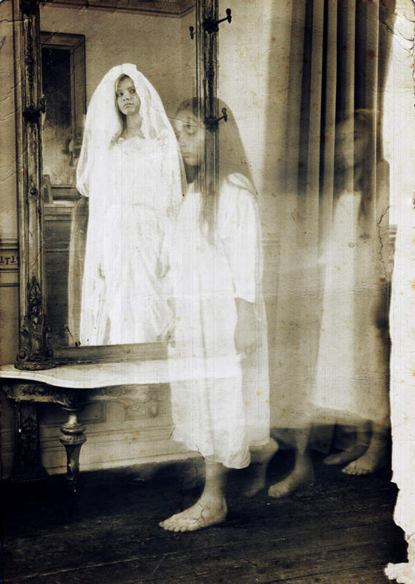 西方人,儿童,家庭,母亲,女儿,站,竖图,室内,白天,正面,裙子,纯洁,窗户,欧洲,欧洲人,阴影,连衣裙,服装,朦胧,模糊,光线,影子,注视,玻璃窗,小孩,衣服,阳光,观察,看,站着,温暖,温馨,母女,一家人,家居,可爱,母爱,童年,童趣,服饰,观看,吊带裙,连续,和睦,察看,衣着,穿着,关注,童真,烂漫,无邪,持续,衣饰,继续,接连,陆续,延续,一连,天真,年轻女性,女孩,女人,女性,白种人,孩子,年轻人,站立,彩图,全身,融洽,女生