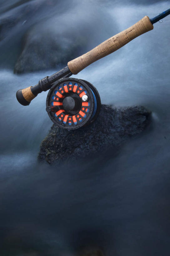 无人,竖图,室外,白天,正面,旅游,度假,河流,石头,美景,水,钓鱼竿,石子,河水,景观,水流,娱乐,自然,享受,休闲,景色,放松,渔具,自然风光,鱼线轮,卷线器,线轴,钓竿,鱼竿,石块,岩石,彩图,钓鱼