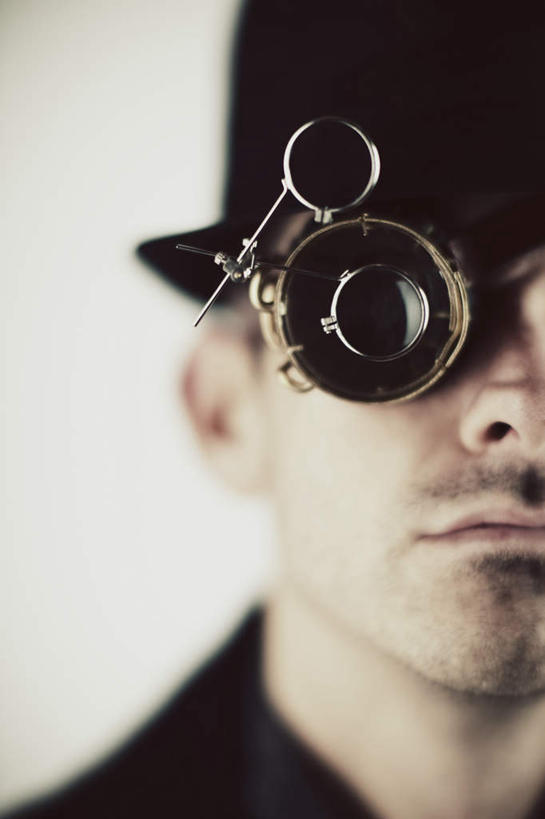 西方人,脸,头,脸颊,一个人,站,竖图,室内,特写,白天,正面,帽子,欧洲,欧洲人,仅一个男性,仅一个人,阴影,灰色背景,朦胧,模糊,光线,影子,灯光,注视,运动帽,仅一个年轻男性,观察,看,站着,鸭舌帽,摄影,影棚,观看,察看,关注,防护镜,男人,男性,年轻男性,白种人,头部,脸部,脸蛋,面部,站立,半身,彩图,影棚拍摄,拍摄