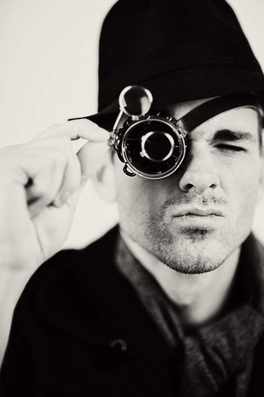 西方人,脸,头,脸颊,一个人,站,竖图,黑白,室内,白天,白色背景,正面,欧洲,欧洲人,仅一个男性,仅一个人,戴,握,服装,朦胧,模糊,拿,拿着,注视,休闲装,仅一个年轻男性,衣服,观察,看,站着,休闲,休闲服,握着,摄影,服饰,影棚,观看,戴着,察看,关注,防护镜,男人,男性,年轻男性,白种人,头部,脸部,脸蛋,面部,站立,半身,影棚拍摄,拍摄