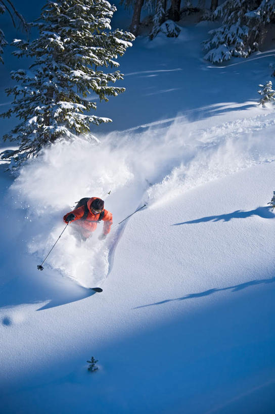 西方人,一个人,竖图,俯视,室外,白天,锻炼,运动,山,山脉,雪,大雪,欧洲,欧洲人,仅一个男性,仅一个人,阴影,光线,影子,积雪,山峰,雪景,冬季,冬天,山峦,仅一个年轻男性,阳光,群山,寒冷,严寒,雪地车,体育,男人,男性,年轻男性,白种人,彩图,高角度拍摄,全身,健身