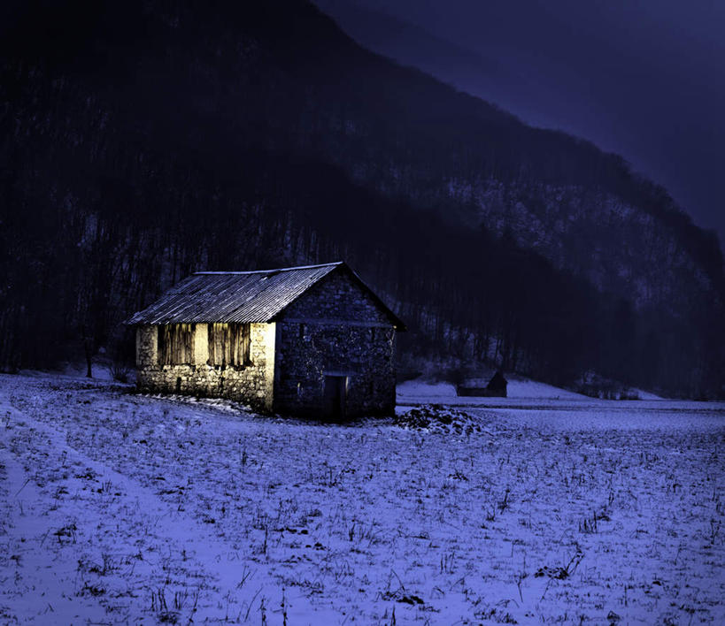 无人,家,横图,室外,夜晚,正面,旅游,度假,美景,山,山脉,雪,大雪,阴影,破旧,陈旧,光线,影子,房屋,屋子,积雪,景观,山峰,雪景,冬季,冬天,灯光,山峦,娱乐,楼房,住宅,自然,群山,享受,休闲,景色,放松,寒冷,自然风光,严寒,陈腐,一间,彩图,房子