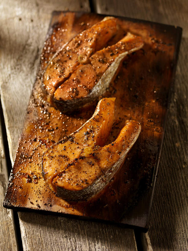 无人,竖图,俯视,室内,特写,白天,烧烤,静物,阴影,朦胧,模糊,光线,木板,影子,肉,鱼肉,烤架,烤肉,肉类,阳光,铁架,肉食,彩图,高角度拍摄