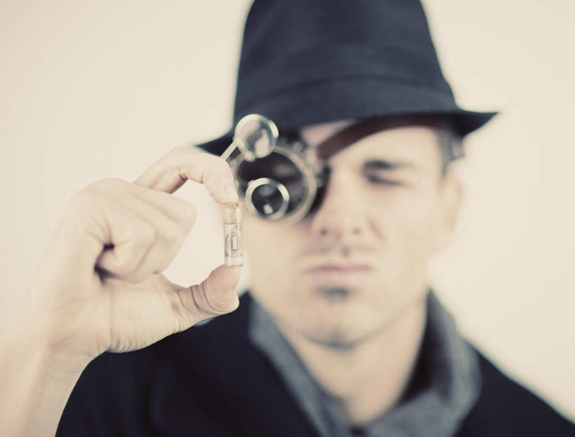 西方人,一个人,站,横图,室内,特写,白天,白色背景,正面,欧洲,欧洲人,仅一个男性,仅一个人,握,服装,朦胧,模糊,拿,拿着,注视,休闲装,仅一个年轻男性,衣服,观察,看,站着,休闲,休闲服,握着,摄影,服饰,影棚,观看,察看,关注,防护镜,男人,男性,年轻男性,白种人,站立,半身,彩图,影棚拍摄,拍摄