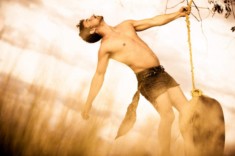 西方人,健壮,一个人,横图,室外,白天,侧面,欧洲,欧洲人,仅一个男性,仅一个人,吊挂,悬挂,阴影,光线,影子,挂,注视,仅一个年轻男性,阳光,轮胎,秋千,观察,看,观看,察看,关注,强健,结实,硬朗,男人,男性,年轻男性,白种人,抬头,仰头,半身,彩图