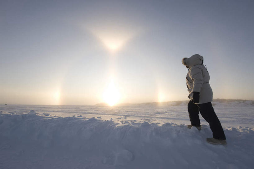 西方人,一个人,站,走,横图,室外,白天,侧面,北极,山,雪,大雪,欧洲,加拿大,欧洲人,仅一个年轻女性,仅一个女性,仅一个人,阴影,光线,影子,积雪,山峰,雪景,冬季,冬天,山峦,背光,注视,阳光,观察,看,站着,寒冷,观看,察看,北美,北美洲,关注,美洲,逆光,北亚美利加洲,亚美利加洲,严寒,北极地区,北极区,北极圈,年轻女性,女人,女性,白种人,步行,散步,站立,走路,彩图,全身,冬衣,寒衣